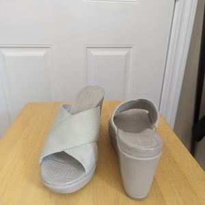 Crocks beige sandals